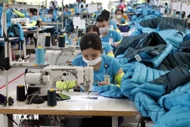 Les produits du textile et de l'habillement du Vietnam ont été exportés vers plus de 100 pays et territoires et seront expédiés vers 104 marchés l'année prochaine. Photo : VNA