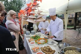 L'ambassade du Vietnam en Italie, en coordination avec la compagnie aérienne nationale du Vietnam, Vietnam Airlines, a organisé la première Journée du "pho" et du "nem" en Italie le 12 décembre afin de promouvoir la culture culinaire et le tourisme vietnamiens. Photo : VNA