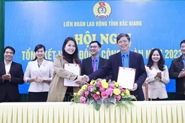 La Confederación de los Trabajadores de Bac Giang firma con el Grupo HOGI un acuerdo de cooperación sobre un programa de bienestar para los sindicalistas y trabajadores. (Foto: VNA)