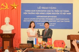 El doctor Tran Chi Thanh tiene el honor de ser la primera persona en el sudeste asiático en recibir la estatua del académico Igor Kurchatov por su contribución y promoción del desarrollo de la industria de la energía nuclear. (Foto: www.most.gov.vn)