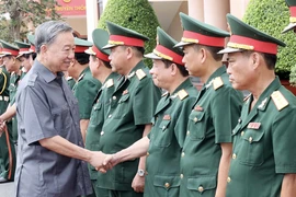 El presidente To Lam visita la brigada de ingenieros 25. (Foto: VNA)