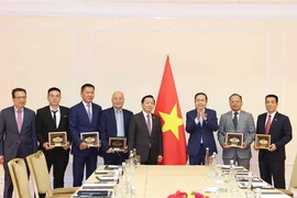 El presidente de la Asamblea Nacional de Vietnam, Tran Thanh Man, y representantes de la comunidad empresarial en Rusia. (Foto: VNA)