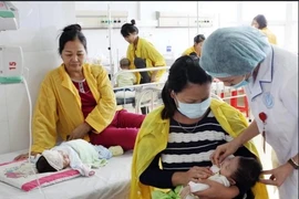 El personal médico chequea la salud de los niños en el Hospital de Obstetricia y Pediatría de Bac Giang (Foto: VNA)