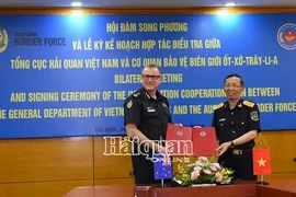 Le directeur général du Département général des douanes vietnamiennes, Nguyen Van Can (droite) et le commissaire de l’ABF, Michael Outram. Photo : baohaiquan
