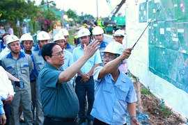 Le Premier ministre sur le chantier de digue de prévention des glissements de terrain sur la rivière Tra Noc, district de Binh Thuy. Photo : VNA