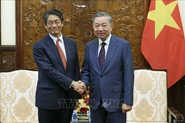 Le président To Lam (droite) a reçu le 3 juillet à Hanoï l'ambassadeur du Japon au Vietnam, Ito Naoki, venu le saluer à l'occasion de son mandat au Vietnam. Photo : VNA