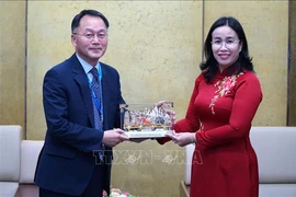 La vice-présidente du Comité populaire de la ville de Da Nang (Centre), Nguyen Thi Anh Thi, a remis un cadeau au maire adjoint de Sakai (Japon), Motoya Kazuhiro. Photo : VNA