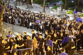 Les gens font la queue pour rendre hommage au SG Nguyen Phu Trong dans la nuit
