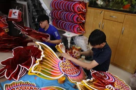 Production de lanternes dans l'atelier de Nguyên Trong Binh. Photo : CVN