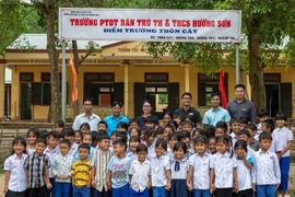 Élèves et professeurs de l’antenne du collège-internat des minorités ethniques de Huong Son dans le village de Cat. Photo : TT/CVN