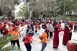 Participer au chant "Xoan" avec des artisans est l'une des expériences intéressantes des touristes en venant à la Terre des rois fondateurs Hung. Photo : baophutho.vn