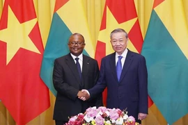 Le secrétaire général et président To Lam (droite) s'entretient avec le président bissau-guinéen, Umaro Sissoco Embaló, en visite au Vietnam. Photo : VNA