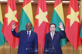 Le président de l'Assemblée nationale du Vietnam Tran Thanh Man (droite) rencontre le président de Guinée-Bissau, Umaro Sissoco Embaló. Photo : VNA