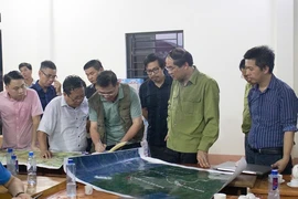 Des dirigeants de Lao Cai et des experts discutent du plan de réinstallation de la population du village Nu. Photo : VNA