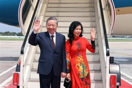 Le secrétaire général du Parti et président To Lam et son épouse ont quitté l'aéroport international José Martí à La Havane. Photo : VNA