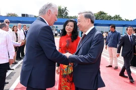 Le premier secrétaire du Parti et président cubain Miguel Díaz Canel Bermudez dit au revoir au président To Lam et à son épouse à l'aéroport international José Marti de La Havane. Photo : VNA