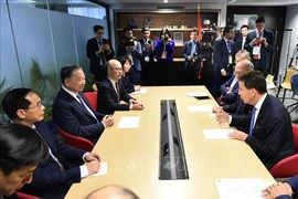 To Lam (gauche) a rencontré, le 4 octobre à Paris, Geoffroy Roux De Bezieux, président d’honneur du MEDEF, président de l’Alliance des Patronats Francophones et président-fondateur de Notus Technologies. Photo : VNA