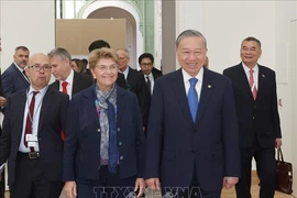 Le secrétaire général du Parti et président vietnamien To Lam (droite) et la présidente de la Confédération et cheffe du Département fédéral de la défense, de la protection de la population et des sports de Suisse, Viola Amherd. Photo : VNA