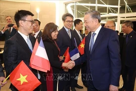 Des Vietnamiens ont accueilli le secrétaire général et président To Lam à l'aéroport d'Orly à Paris, en France. Photo : VNA