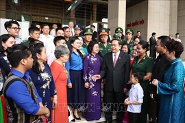 Le président de l'Assemblée nationale Tran Thanh Man rencontre les lauréats du prix Vu A Dinh. Photo : VNA