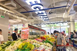 Shoppers at Winmart supermarket (Photo: VNA)