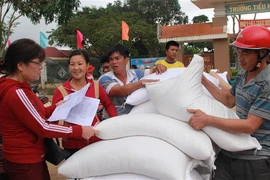 Over 58,000 kg of rice will be handed over to some provinces to be given to children (Photo: VNA)