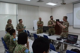 UK experts share experiences in issues related to CRSV and SEA for officers and soldiers of Level-2 Field Hospital No.6 and Engineering Unit Rotation 3 (Photo: VNA)