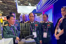 Ministry of Defence delegation visits a booth at EUROSATORY 2024 (Photo: QDND)