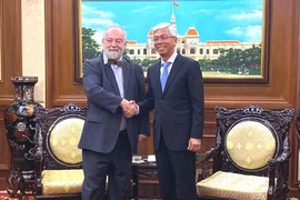Vice Chairman of the People’s Committee of Ho Chi Minh City Vo Van Hoan (R) receives Czech Ambassador to Vietnam Hynek Kmoníček (Photo: sggp.org.vn)