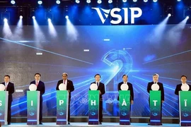 Deputy Prime Minister Tran Hong Ha (C) and other delegates press the button to start work on Vietnam-Singapore Industrial Park in Ha Tinh (Photo: VNA)