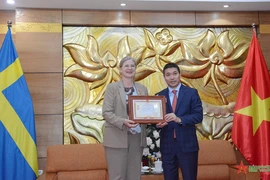 President of the Vietnam Union of Friendship Organisations Phan Anh Son (R) presents “For peace and friendship among nations” insignia to Swedish Ambassador to Vietnam Ann Mawe (Photo: VNA)