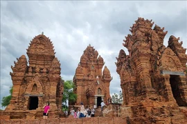 Tourists visit Po Klong Garai tower in Ninh Thuan province's Phan Rang-Thap Cham city (Photo: VNA)