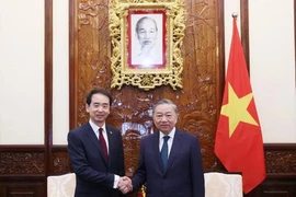 Party General Secretary and State President To Lam (R) receives Chinese Ambassador to Vietnam He Wei. (Photo: VNA)