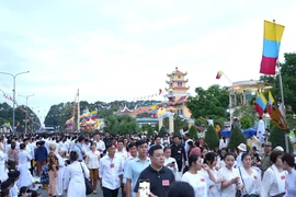 Tens of thousands of visitors and local residents join Cao Dai followers at the “Hoi Yen Dieu Tri Cung” (Photo: VNA)