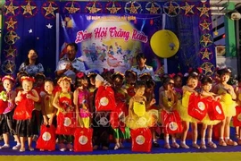 Truong Sa children receive gifts (Photo: VNA)