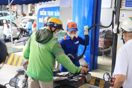 The price of E5RON92 bio-fuel rises by 679 VND to 19,620 VND (0.8 USD) per litre, while that of RON95-III increases by 756 VND to 20,518 VND per litre (Photo: VNA)