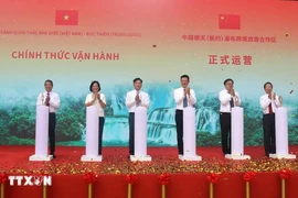 Delegates launch the official opening of the Ban Gioc (Vietnam) - Detian (China) Waterfalls landscape site. (Photo: VNA)