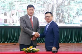 Editor-in-Chief of Nhan Dan Newspaper Le Quoc Minh (R) welcomes Yonhap News Agency's President and CEO Hwang Dae-il (Photo: VNA)