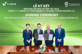 CEO of V-GREEN Nguyen Thanh Duong (second from left) and Mahmoud Farrag, Vice Chairman and CEO of Prime Group,(third from left) at the MOU signing ceremony. (Photo: V-GREEN)