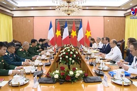 法国防长塞巴斯蒂安·勒科尔尼对越南进行正式访问