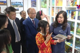 “推崇越南语日”启动暨“越南语书架”揭牌仪式在法国举行