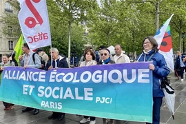 Supporters gather at the Place de la République in Paris on May 4. (Photo: VNA)