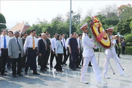 Incumbent and former Party and State leaders pay respect and lay a wreath in commemoration of martyrs at the A1 National Martyrs Cemetery in Dien Bien Dien Bien on May 6. (Photo: VNA)
