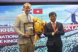 Chairman of the HCM City Vietnam - Netherlands Friendship Association Tran Trong Dung (right), presents a souvenir to Consul General of the Netherlands in the city Daniel Coenraad Stork, at the gathering on March 6. (Photo: VNA)