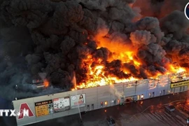 The fire breaks out at a shopping center in Warsaw, Poland, at 3:30 AM on May 12. (Photo: Wawa Hot News 24/VNA)
