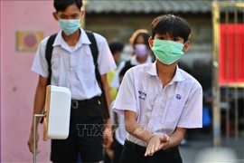 Washing hands before entering class at a school in Bangkok, Thailand. (Photo archive: AFP/VNA)