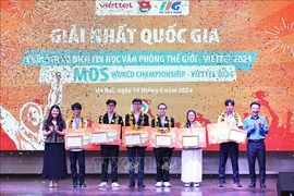 Six champions of the Microsoft Office Specialist (MOS) World Championship - Viettel 2024 receive the tokens of their prizes at the the awards ceremony in Hanoi on June 14. (Photo: VNA)
