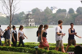 Foreign tourists visit Hoan Kiem lake, Hanoi (Photo: VNA)