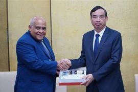 Chairman of the Da Nang municipal People’s Committee Le Trung Chinh (R) and Cuban Ambassador to Vietnam Orlando Hernández Guillén at their working session in Da Nang on September 6. (Photo: VNA)