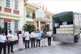 Loading boxes of Soi Ha pomelos for export onto a truck. (Photo: VNA)